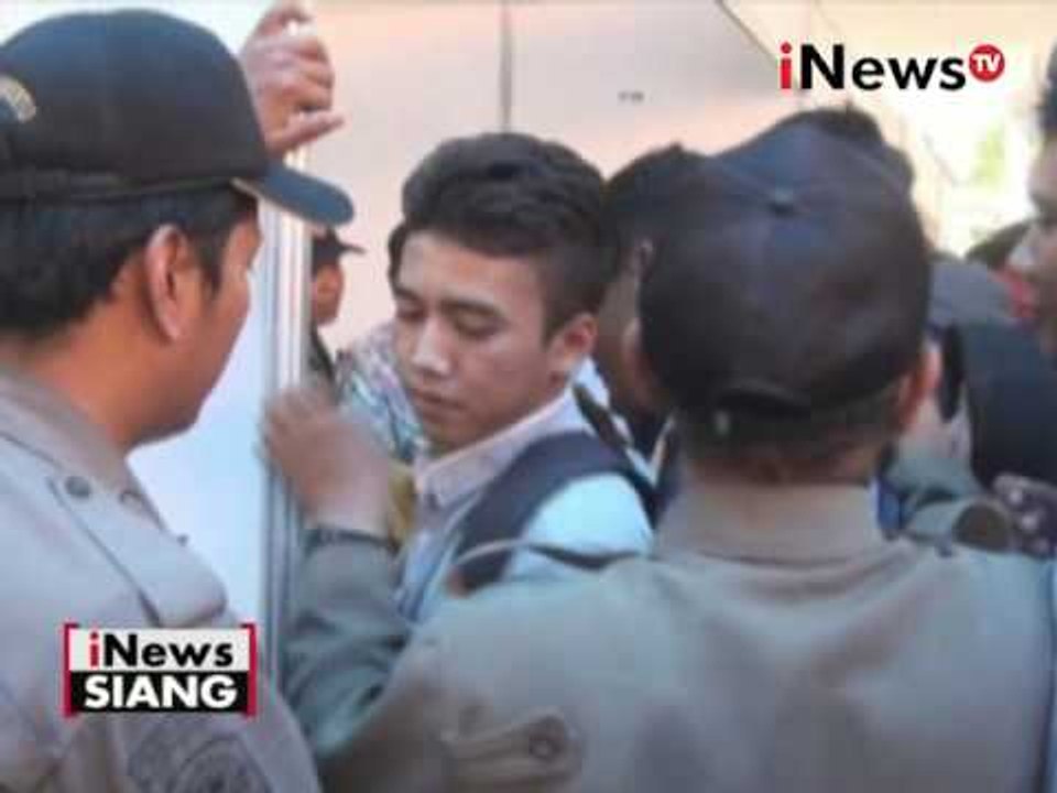 Ribuan para pencari kerja rela antri dan berdesak desakan - iNews Siang 04/082