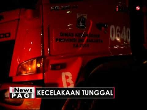 Menghindari kecelakaan, truk sampah tabrak separator Busway - iNews Pagi 11/08