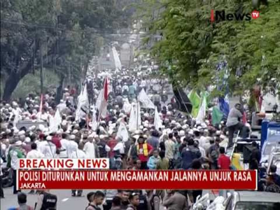 Sekitar 5000 Massa datangi Balai Kota Jakarta untuk protes Ahok - iNews Breaking News 14/10