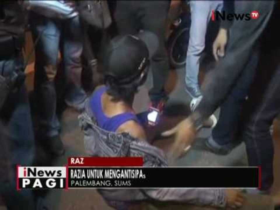 Petugas geledah pemotor yang mencoba kabur saat razia di Palembang - iNews Pagi 24/08