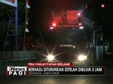 Setelah dibujuk selama 5 jam, seorang warga yang naiki papan reklame mau turun - iNews Pagi 25/08