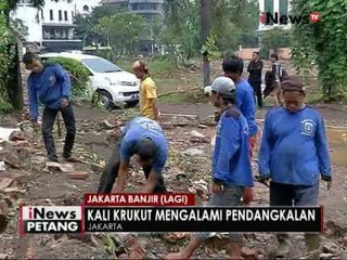 Petugas mulai perbaiki tanggul kali Krukut yang jebol - iNews Petang 29/08