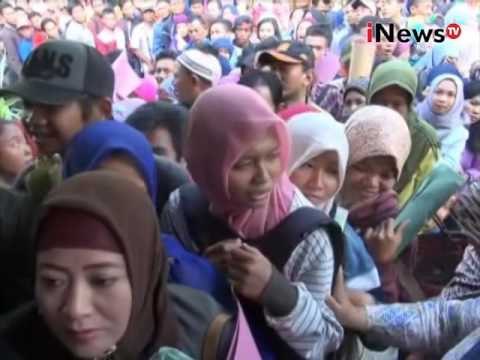 Ricuh antre E-KTP, warga berdesakan dan saling dorong - iNews Siang 02/09