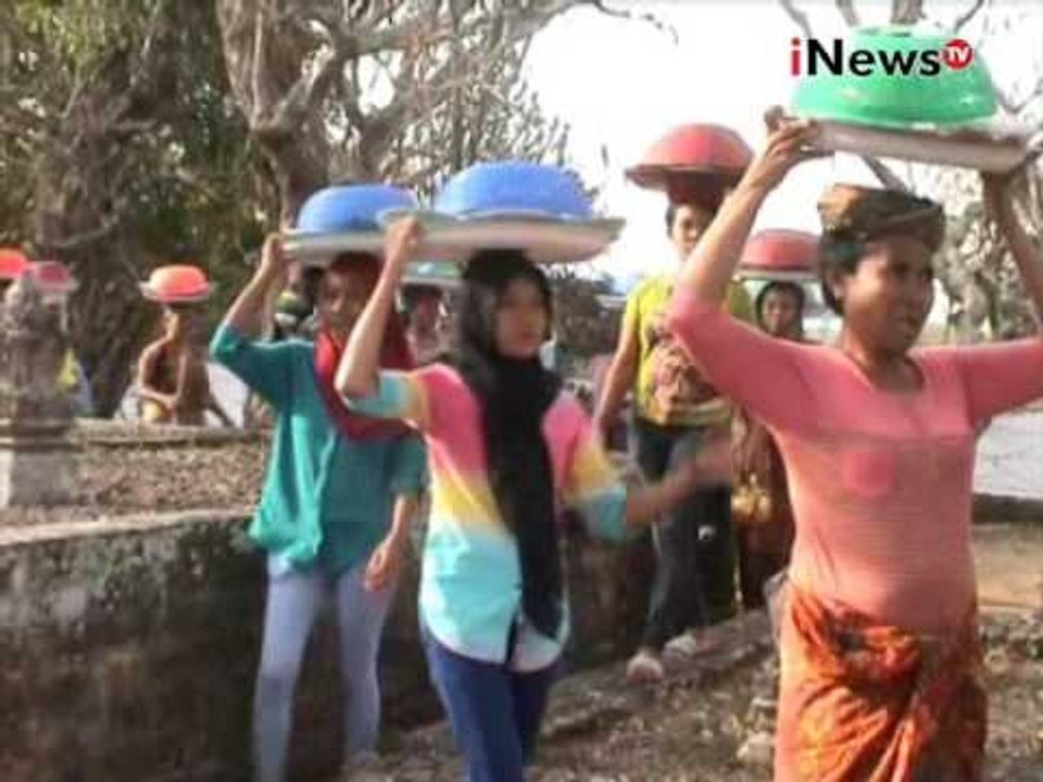 Tradisi Perang Timpung warga Lombok untuk hindari malapetaka - iNews Siang 06/09