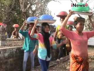 Tradisi Perang Timpung warga Lombok untuk hindari malapetaka - iNews Siang 06/09