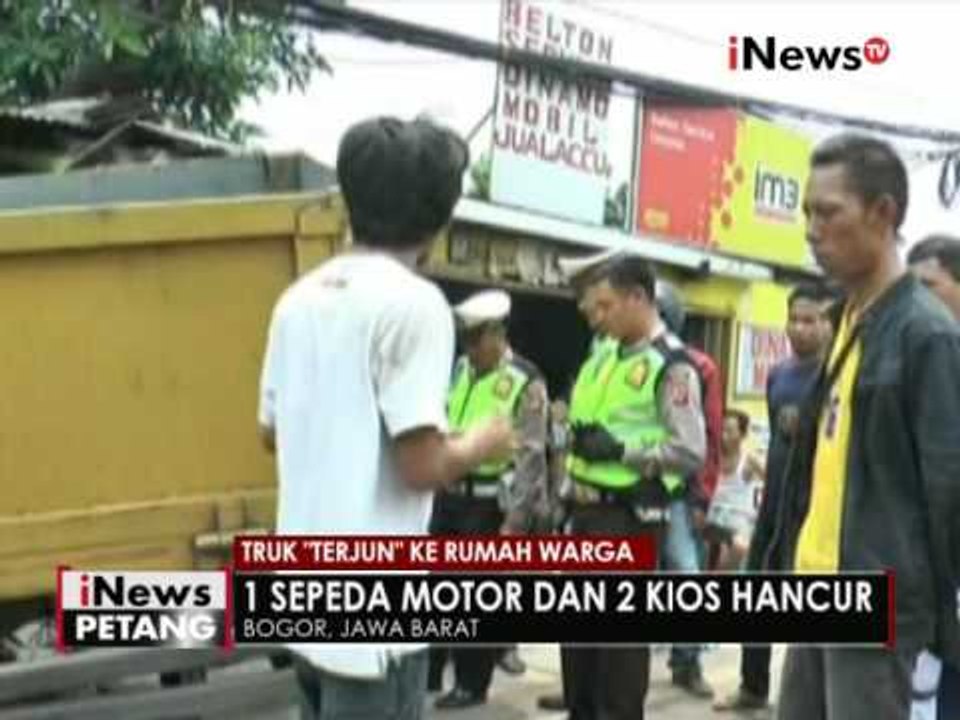 Diduga mengantuk sebuah truk terjun bebas ke rumah warga - iNews Petang 20/09