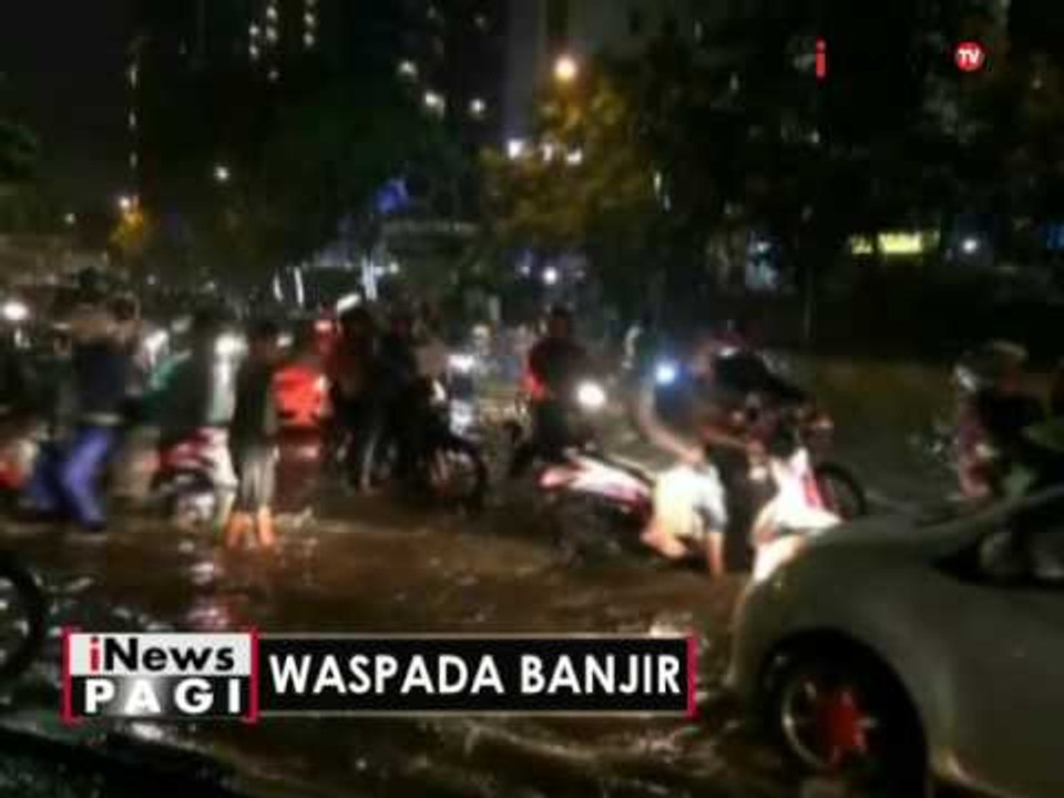 Hujan guyur Jakarta akibatkan jalan di Cawang banjir setinggi 70 cm - iNews Pagi 26/09