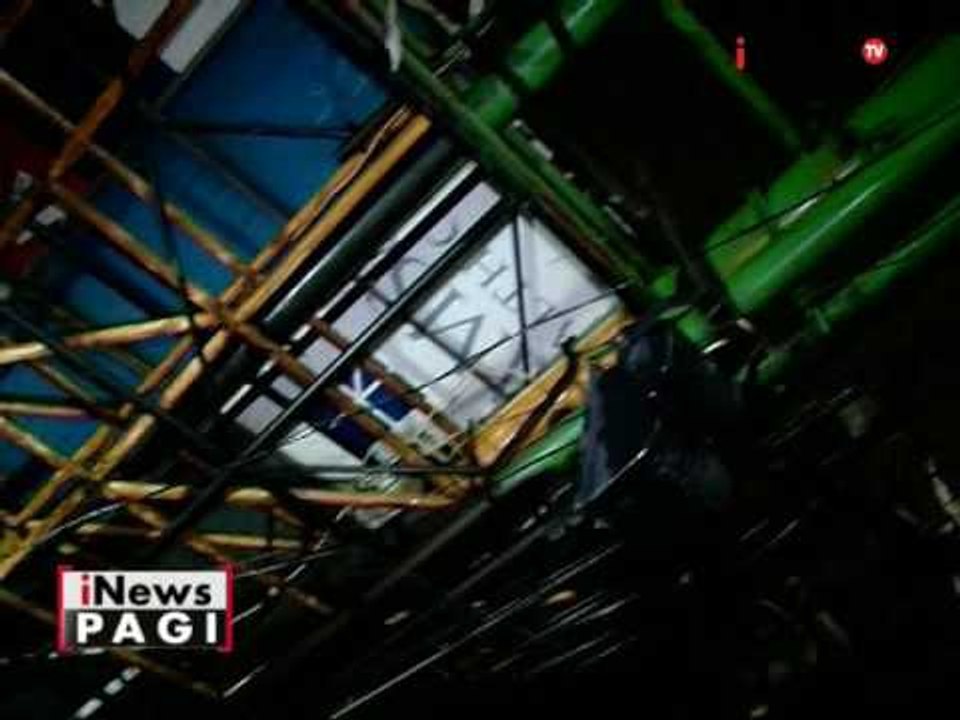 Angin kencang dan hujan deras membuat papan reklame di Kemang roboh - iNews Pagi 26/09