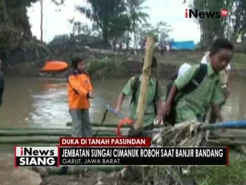 Jembatan roboh diterjang banjir bandang, warga menyebrang dengan perahu rakit - iNews Siang 29/09
