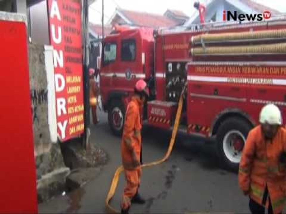 Sebuah gardu listrik di kawasan Tebet meledak, warga panik - iNews Siang 03/10
