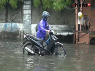 Tải video: Hujan kembali ibukota, jalan raya Kebon Jeruk terendam banjir 30-40 cm - iNews Malam 13/10