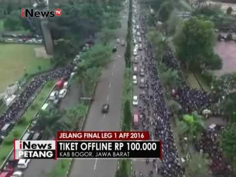 Para Supporter saling berdesakan hingga pingsan demi tiket Final Piala AFF 2016 - iNews Petang 13/12