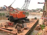 Petugas gelar olah TKP jatuhnya tiang beton proyek normalisasi kali Ciliwung - iNews Petang 18/10