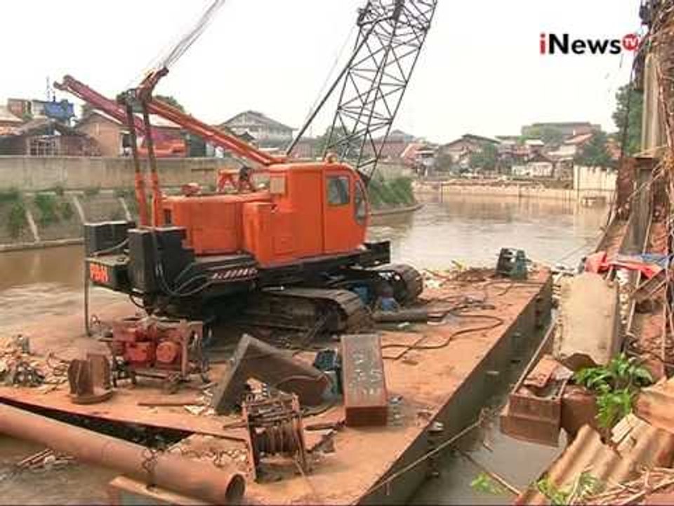 Petugas gelar olah TKP jatuhnya tiang beton proyek normalisasi kali Ciliwung - iNews Petang 18/10