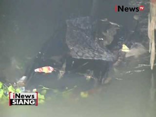 Polres Bandung evakuasi mobil yang terbawa arus banjir bandang di Bandung - iNews Siang 25/10