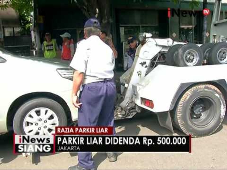 Petugas Dishub sedang gencarkan razia parkir liar dipinggir jalan - iNews Siang 25/10