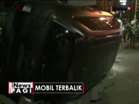 Mobil mewah yang dikendarai WNA terbalik setelah tabrak trotoar di Menteng - iNews Pagi 27/10