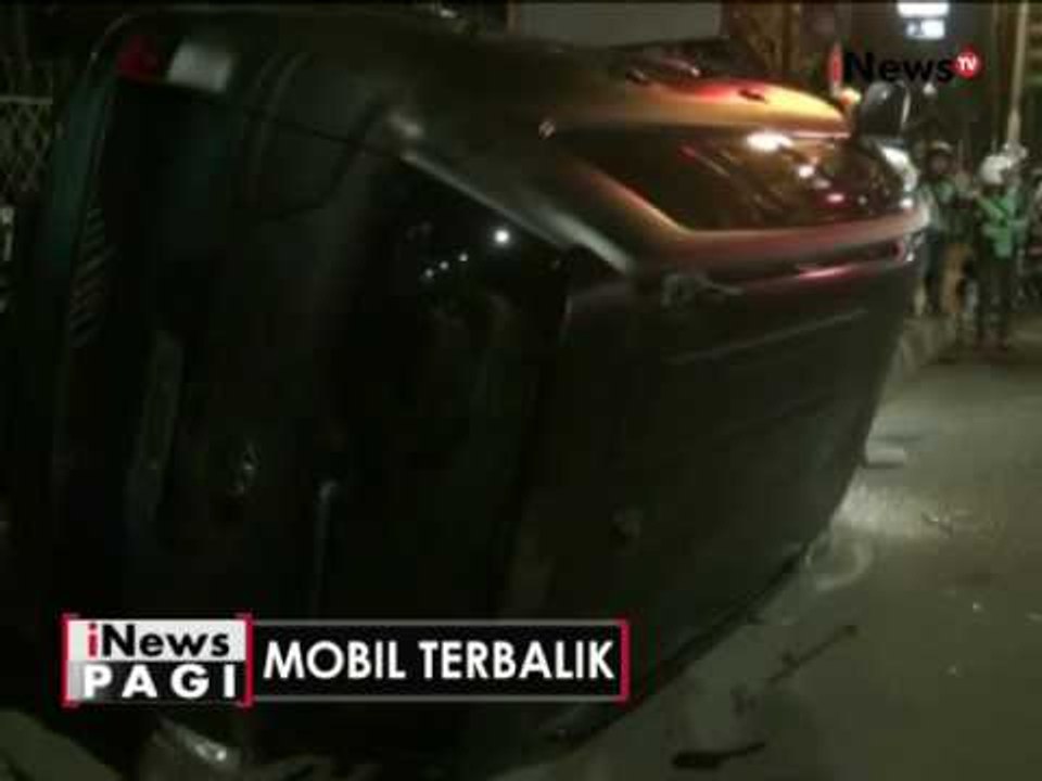 Mobil mewah yang dikendarai WNA terbalik setelah tabrak trotoar di Menteng - iNews Pagi 27/10