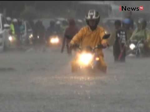 Hujan deras kembali guyur Ibukota, sejumlah ruas jalan di Cawang terendam banjir - iNews Malam 01/11