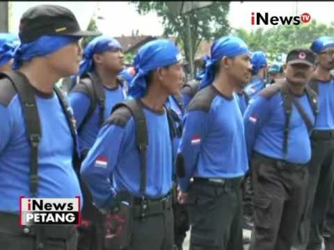 Ribuan buruh di Surabaya berdemo tuntut upah naik - iNews Petang 01/11