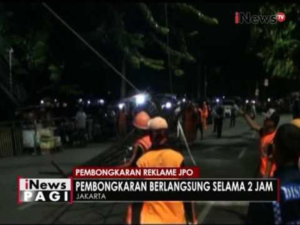 Demi cegah kecelakaan, petugas gabungan bongkar sejumlah reklame di JPO, Jakbar - iNews Pagi 02/11