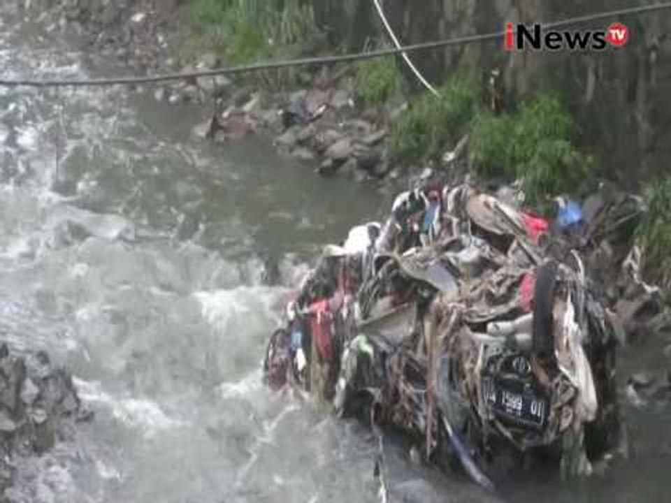 Banjir bandang di Bandung membuat beberapa kendaraan terseret - iNews Siang 10/11