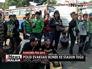 Polisi amankan para Bonek setelah melakukan orasi dan bakar flare - iNews Malam 10/11