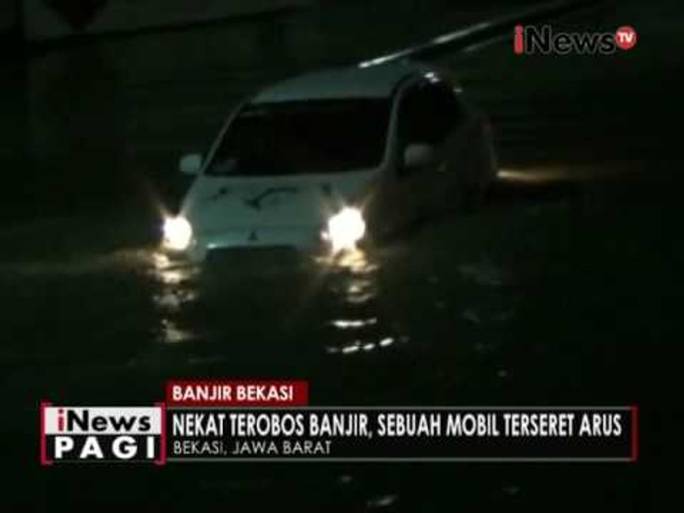 Nekat terobos banjir, sebuah mobil hanyut terseret air di Bekasi - iNews Pagi 14/11