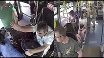 Hareket Halindeki Otobüste Yolcu Şoför Kavgası Kamerada