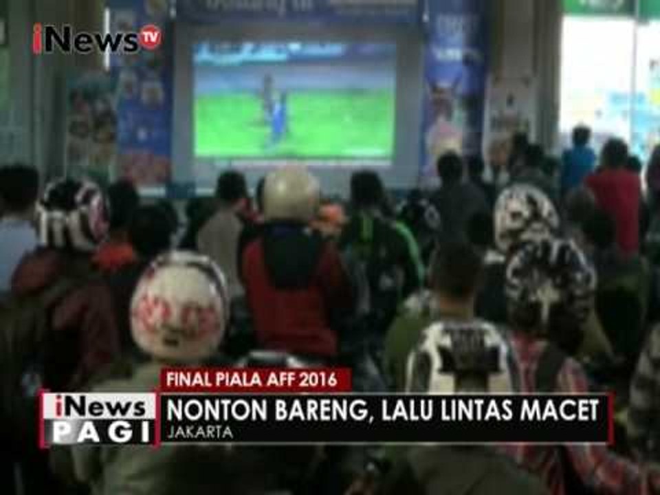 Pengguna jalan ikut nobar, lalu lintas sekitar tempat nobar alami kemacetan - iNews Pagi 15/12