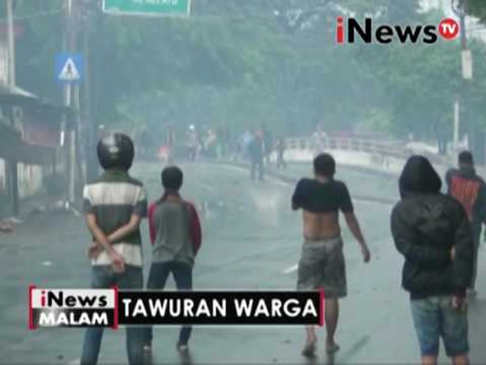 Tawuran warga, saling serang gunakan batu, botol dan petasan - iNews Malam 20/11