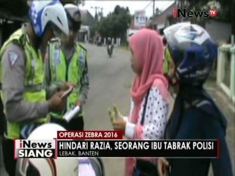 Mencoba menghindari petugas saat razia, seorang ibu - ibu tabrak Polisi - iNews Siang 24/11
