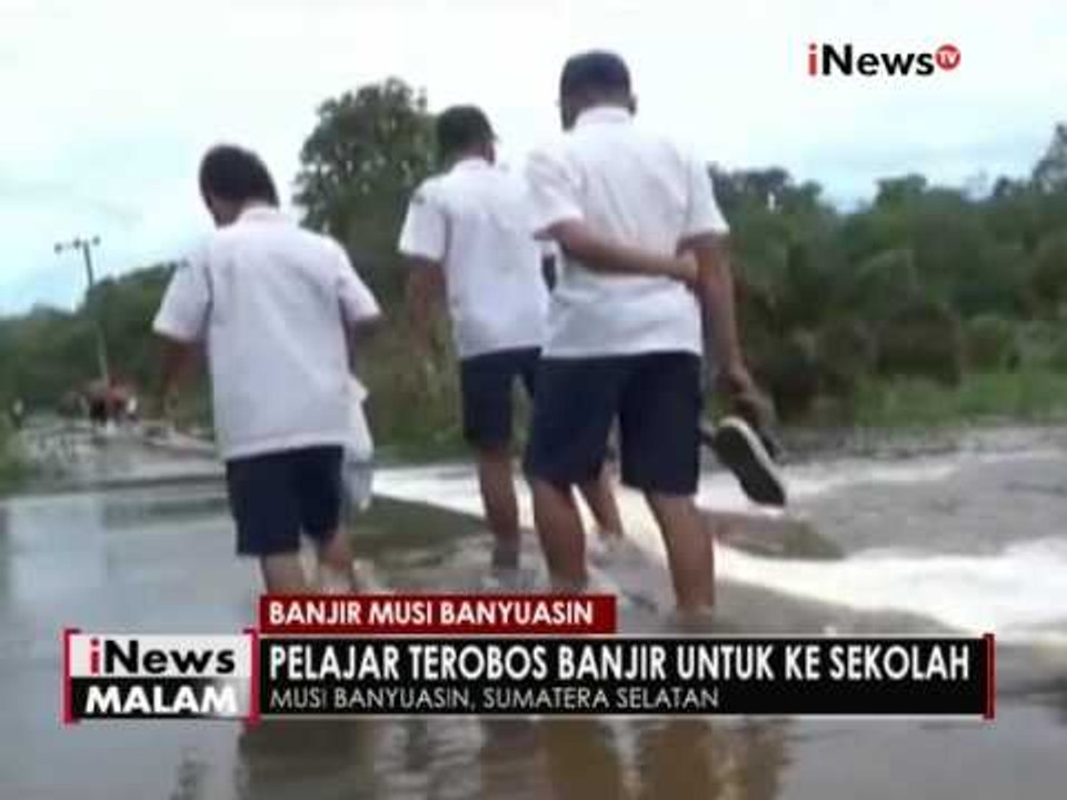 Pelajar di Musi Banyuasin menerobos banjir untuk ke Sekolah - iNews Malam 05/12