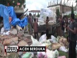 Warga mengevakuasi sisa barang dagangan di reruntuhan bangunan - iNews Siang 08/12