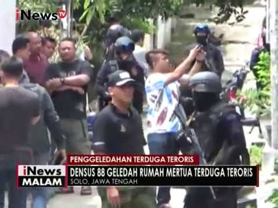 Tim Densus 88 geledah rumah mertua terduga teroris di Solo, Jateng - iNews malam 11/12