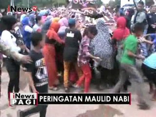 Tidak sabar menunggu, warga serbu gunungan dalam acara Maulid Nabi di Sulsel - iNews Pagi 13/12