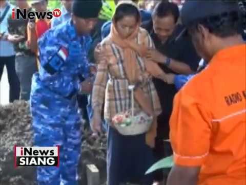 Isak tangis anak Alm Serma Khudori iringi pemakaman korban Hercules jatuh - iNews Siang 19/12