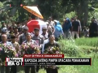 Jenazah pilot Skytruck dimakamkan di Semarang - iNews Pagi 19/12