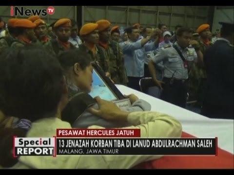Isak tangis keluarga sambut kedatangan 13 jenazah korban pesawat Hercules - Spesial Report 19/12