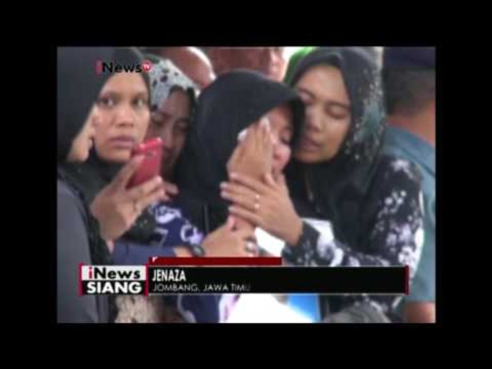 Suasana haru mewarnai prosesi pemakaman jenazah Serma Khudori - iNews Siang 20/12