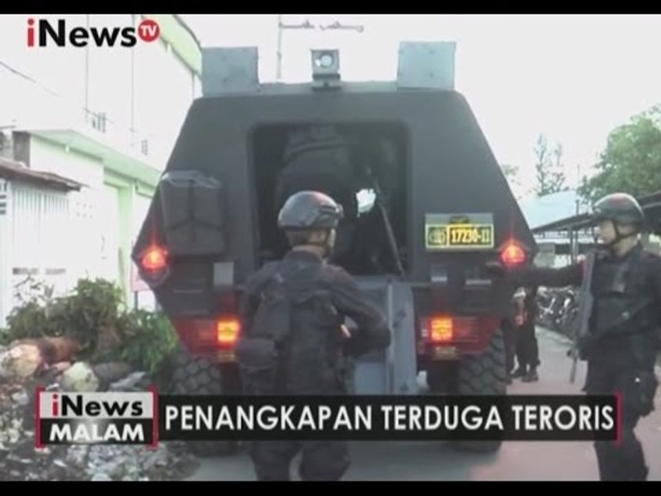Terduga teroris Syafi'i dibawa dari Medan ke Jakarta oleh pasukan Densus 88 - iNews Malam 22/12