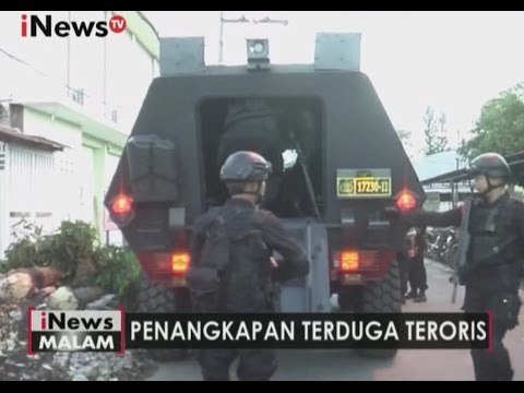 Terduga teroris Syafi'i dibawa dari Medan ke Jakarta oleh pasukan Densus 88 - iNews Malam 22/12