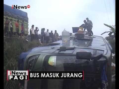Akibat Sopir mengantuk, Bus yang membawa WNA masuk ke jurang - iNews Pagi 23/12