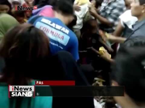 Berebut bantuan Pasca banjir di Bima, seorang Ibu terjatuh berebut air mineral - iNews Siang 26/12
