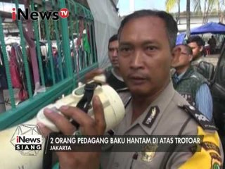 Video herunterladen: Pasca kebakaran pasar senen, 2 orang pedagang baku hantam di atas trotoar - iNews Siang 23/01