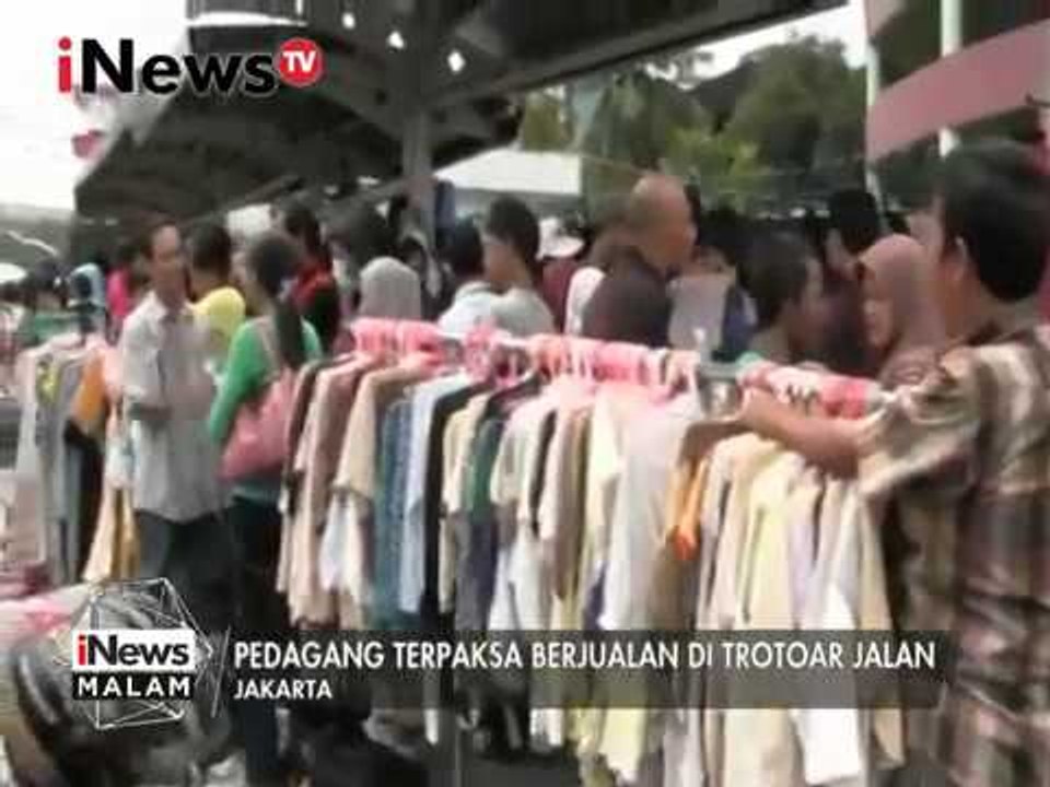 Belum ada kepastian, pedagang pasar Senen berjualan di jalan - iNews Malam 22/01
