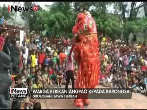 Warga di Grobogan Berikan Angpao Kepada Barongsai yang Sedang Beratraksi - iNews Petang 28/01