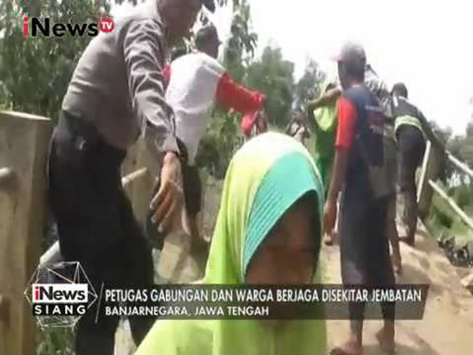 Jembatan Ambruk, Petugas Bantu Siswa SD Menyebrang Agar Tak Terlambat Sekolah - iNews Siang 03/02