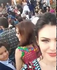 فتاة حسناء تلفت كل المعازيم يلي بالصالة لجمالها الناااار..واوووو الجماااال