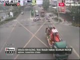 Video Detik-detik Truk Trailer Menabrak 5 Pengendara Motor di Lampu Merah - iNews Siang 28/05